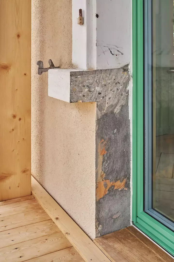Des coupures et des traces visibles rendent l'histoire de la maison palpable