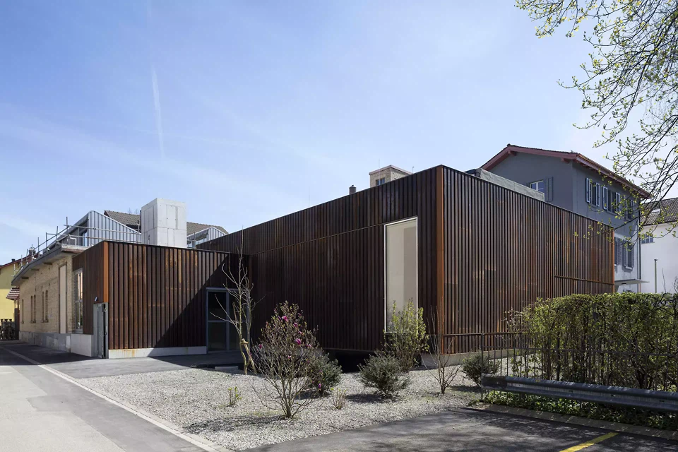 Erweiterungsbau mit Re-Use-Fassade