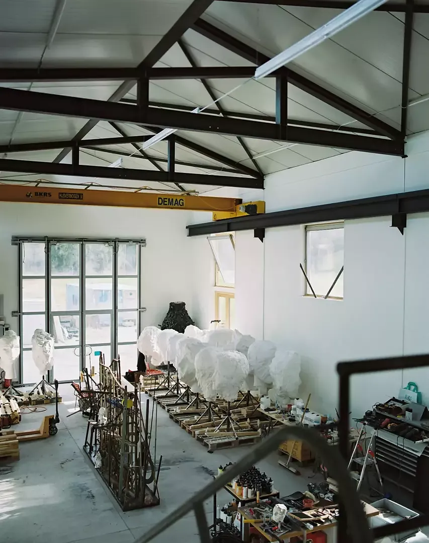 Jim Dine unterhält weitere Ateliers in Paris und den USA.