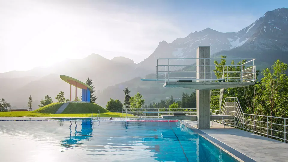 Wiederhergestelltes 50-Meter Schwimmbecken mit neuem Sprungturm und rekonstruiertem Musikpavillon