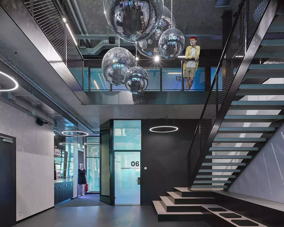 Discokugeln im Atrium