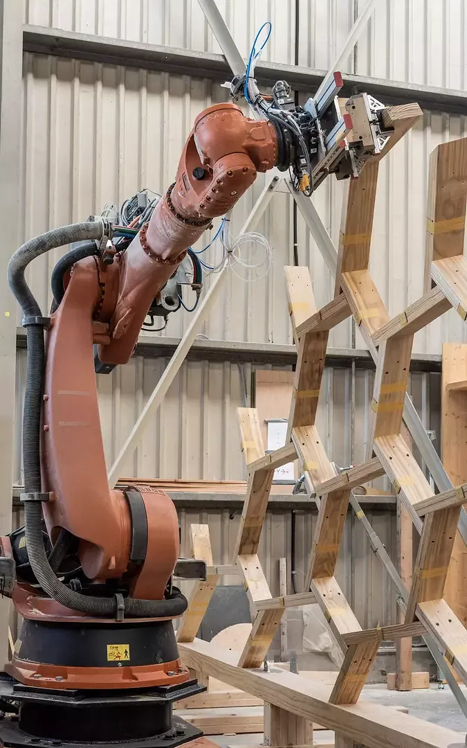 Jedes Holzelement wird von einem Roboter auf Mass geschnitten und platziert