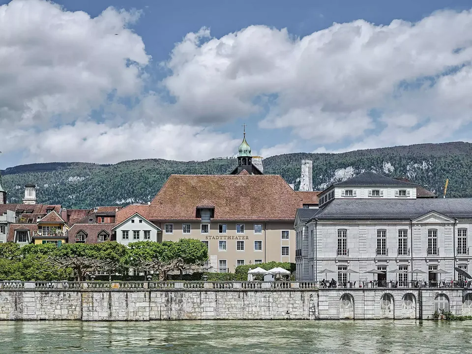 Stadttheater_Aussenansicht_mit_Altstadtsilhouette_Solothurn.jpg
