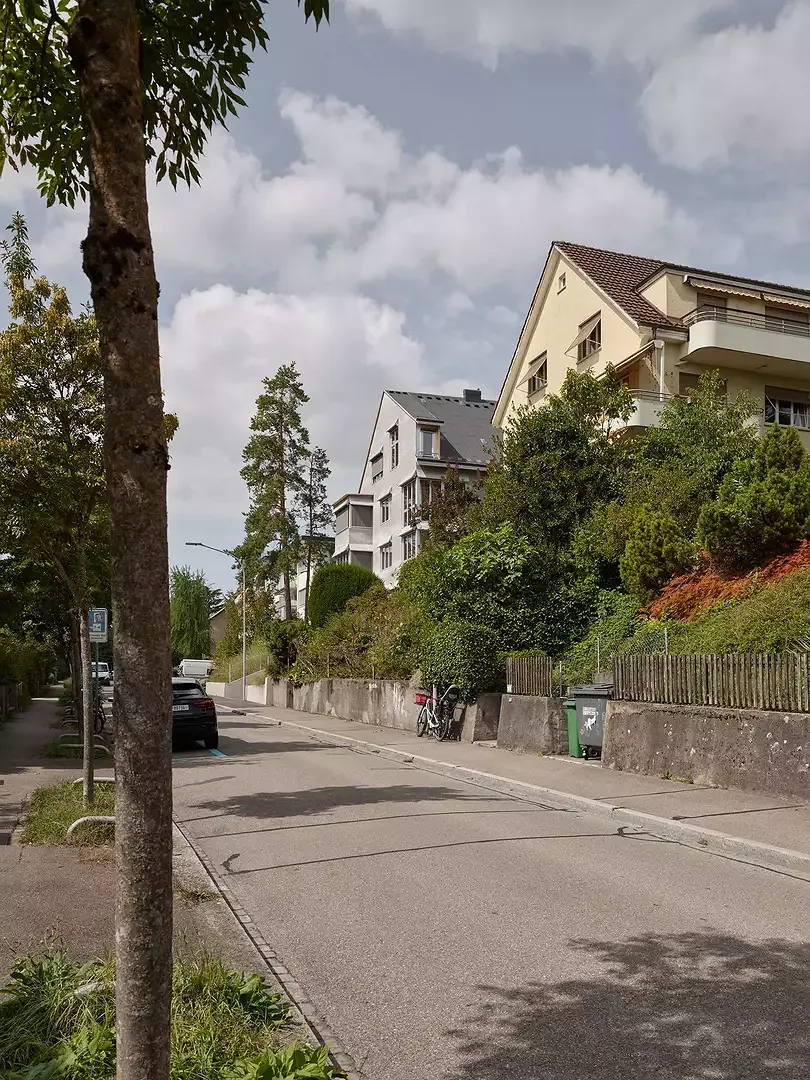 Avec ses lucarnes, ses encorbellements, ses balcons et ses fenêtres à battants, la «Quirky House» s'intègre à la fois naturellement et de manière autonome dans la rue. 