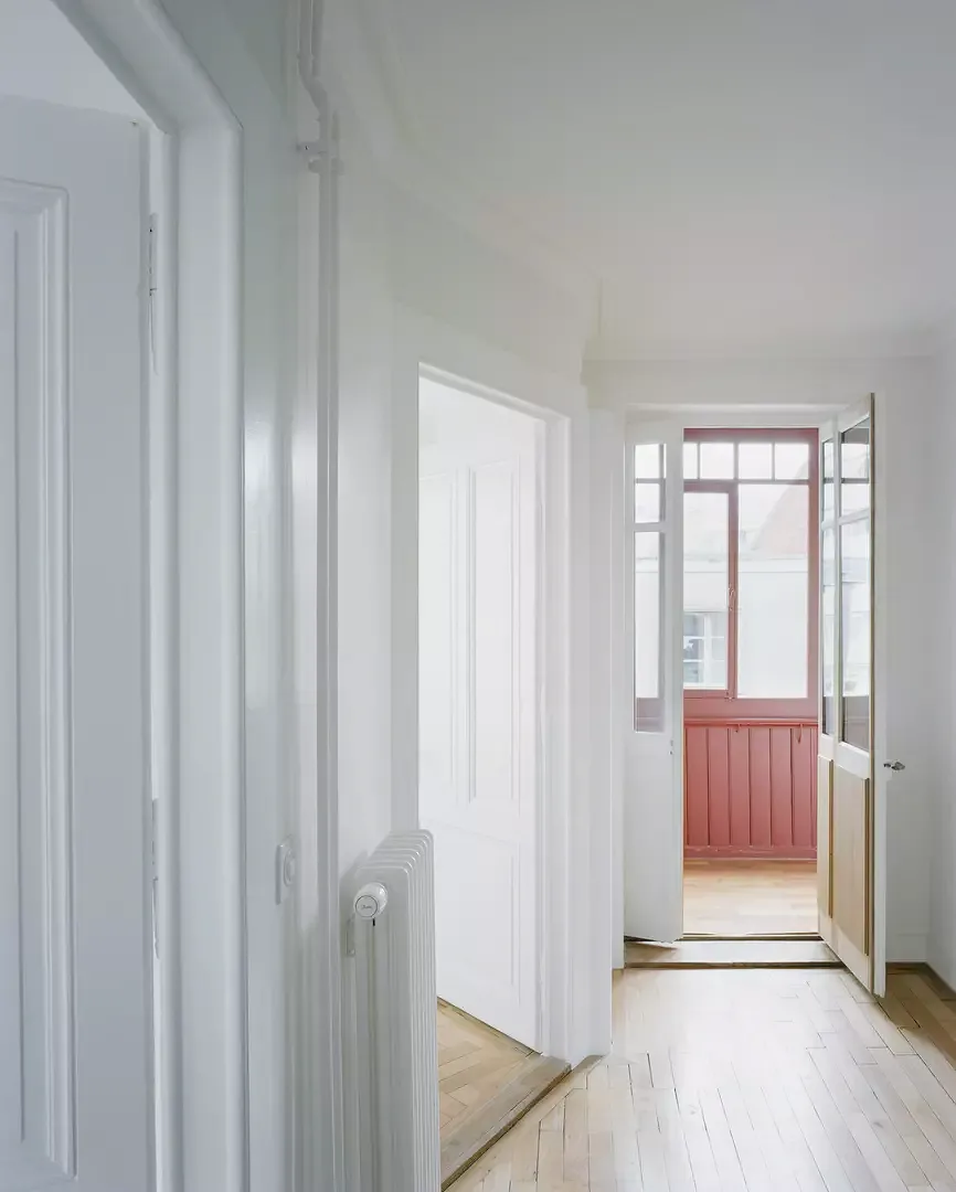 Les étages inferieurs  ont gardé leurs esprits originels, tout en permettant une belle appropriation de la  part des locataires.