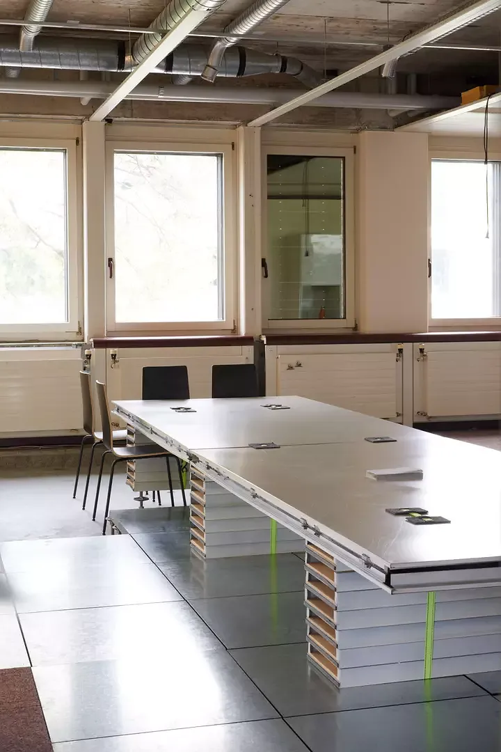 DE/Construction – Stories Of Applied Reuse, The Table