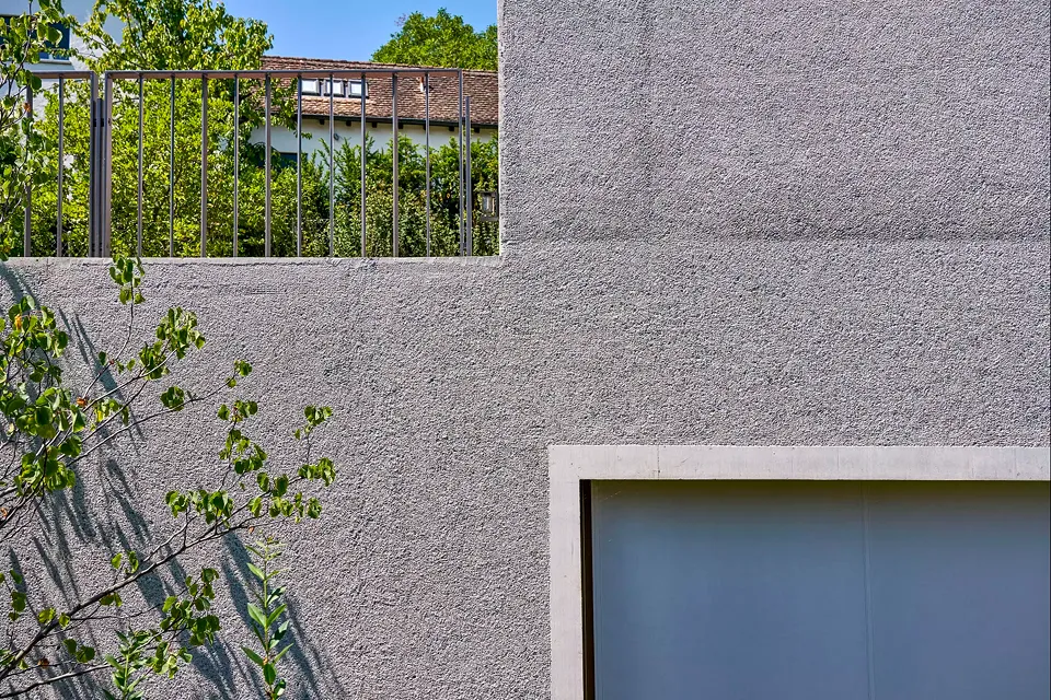 Detail gestockte Betonfassade