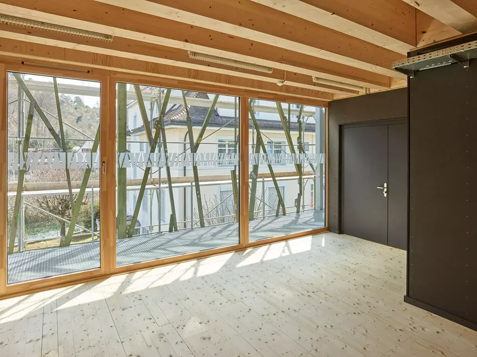 Blick vom Neubau auf das umgebaute Elektrizitätsmuseum