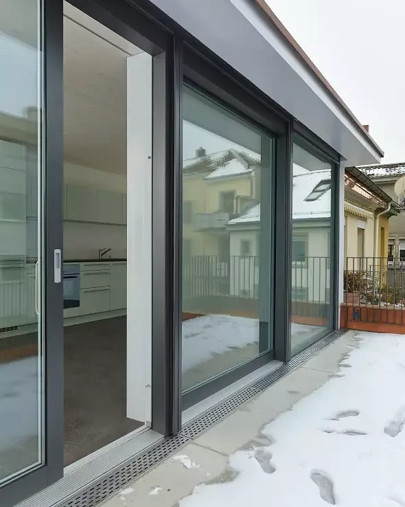 Dachterrasse Loftwohnung | Räumliche Erweiterung und Intimität durch das Zusammenspiel klarer Begrenzung der Dachterrasse und grosszügiger Verglasung