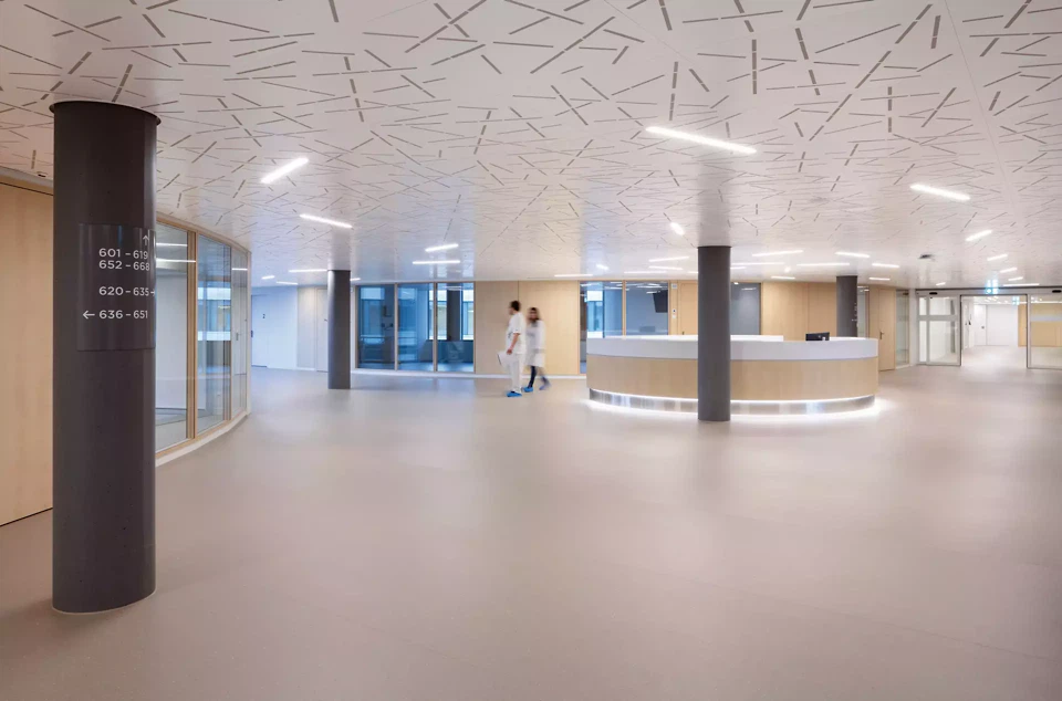 Fliessende Wegeführung mit Tageslicht