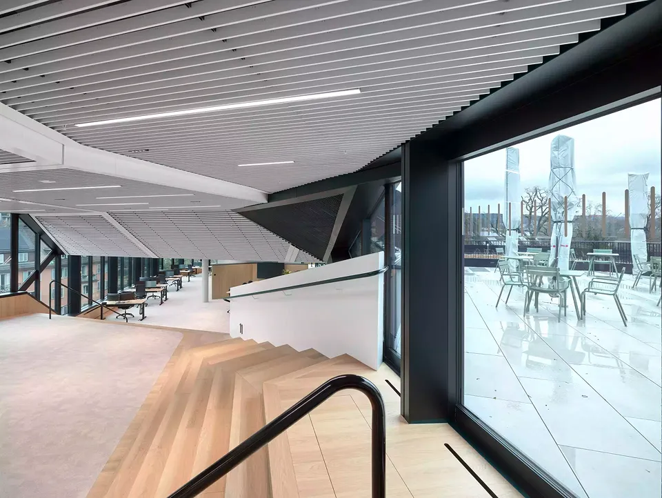 Die oberste Büro-Plattform führt sich in der Dachterrasse fort, die den Mitarbeitern als Erweiterung der Arbeitslandschaft zur Verfügung steht.