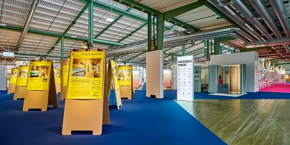 Nachwuchsprojekte und Schweizer Architekturpreise erhalten einen Ausstellungsbereich, um neue Perspektiven zu präsentieren
