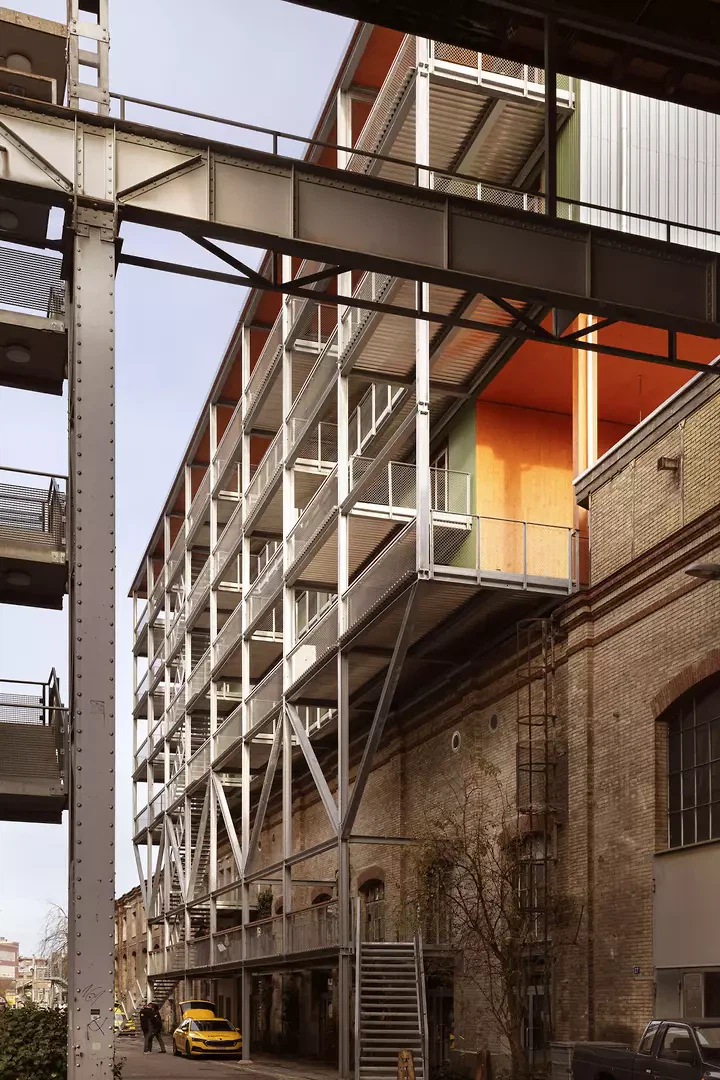 Arealpromenade, Aufstockung und öffentliche Terrasse in Orange