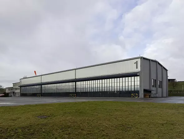 Süd Fassade, Blick auf die Torfront der Flugzeughalle