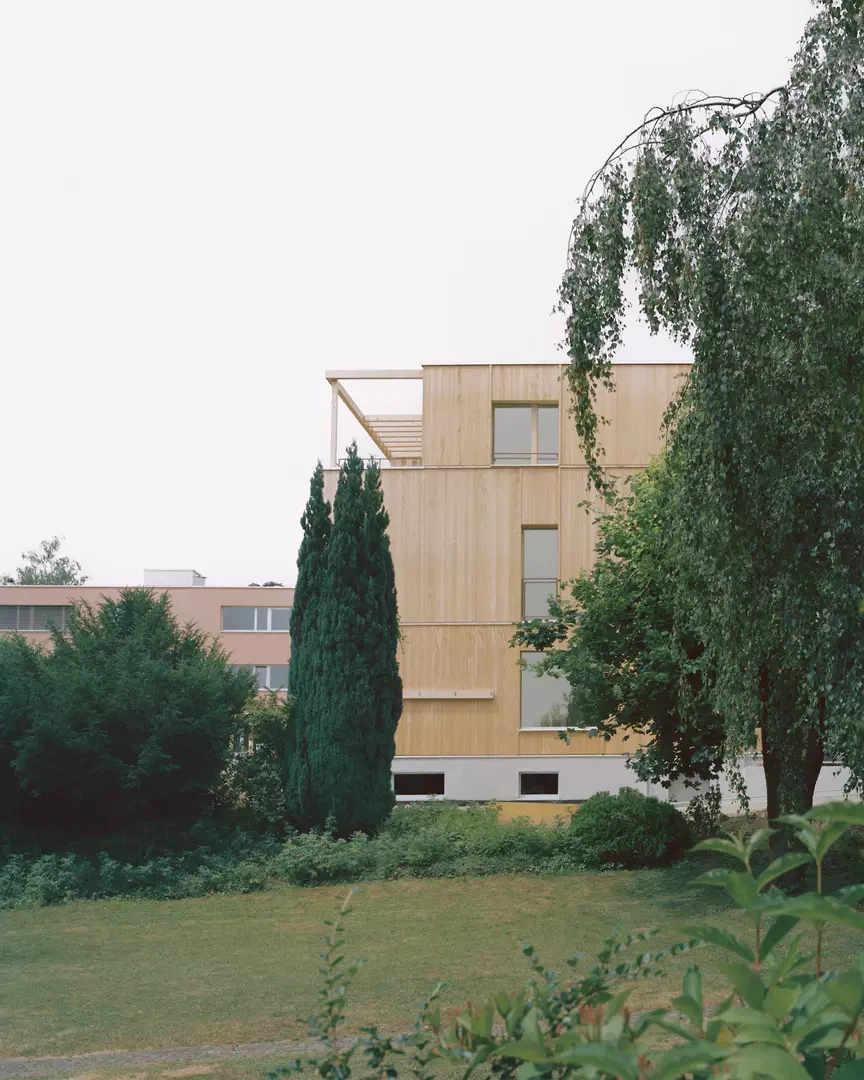 Ostfassade mit Baumbestand