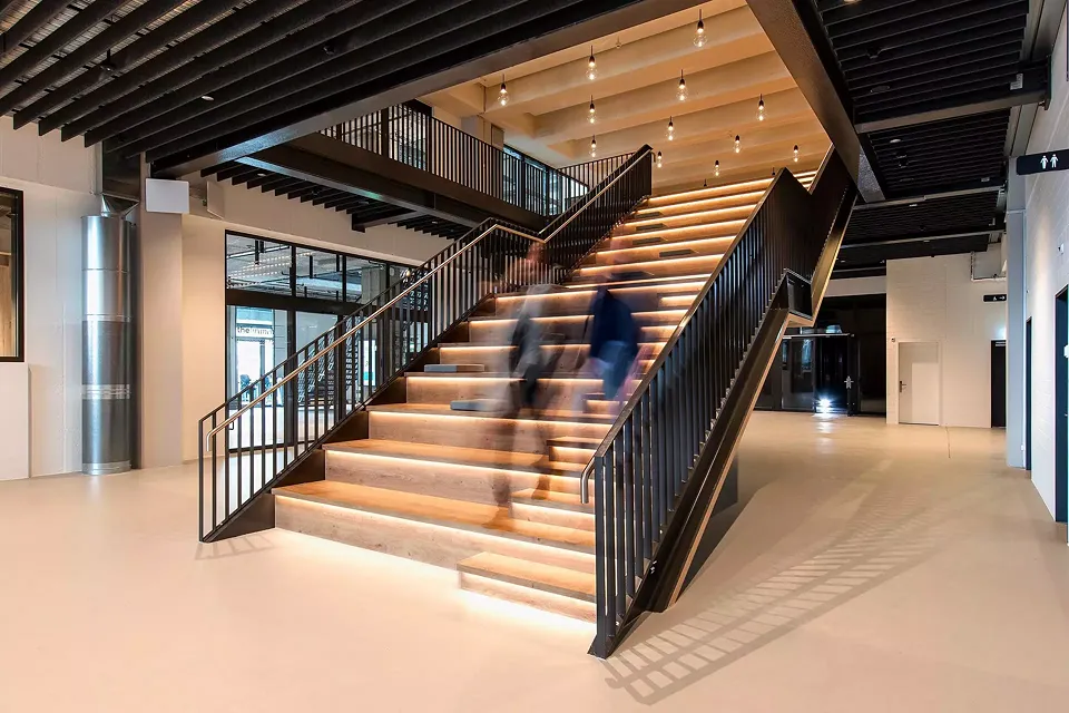 Eingang West / Treppe zur Lounge