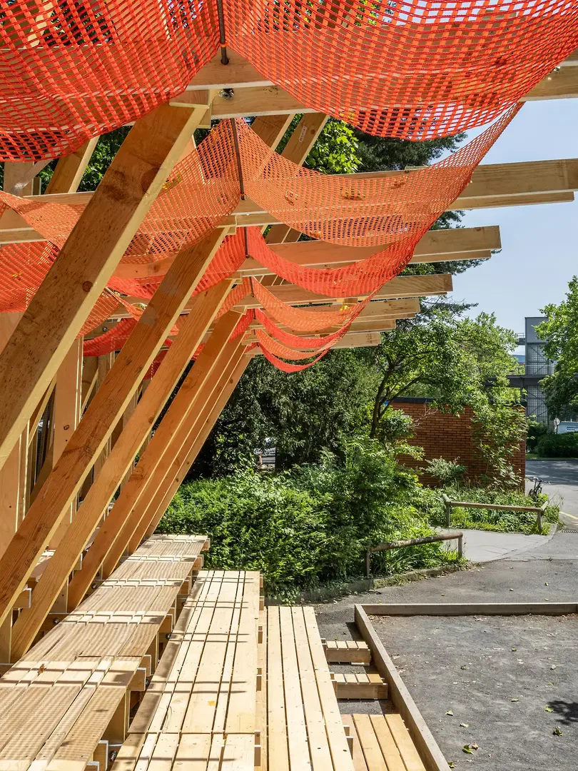 Die Äs¬thetik der Struktur «Re:Frame» ergibt sich aus sichtbaren Zangen¬verbindungen und überlangen Hölzern, die bewusst in ihrer originalen Länge belassen wurden.