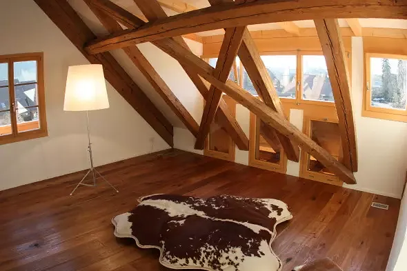 Das Holzwerk prägt den Innenraum