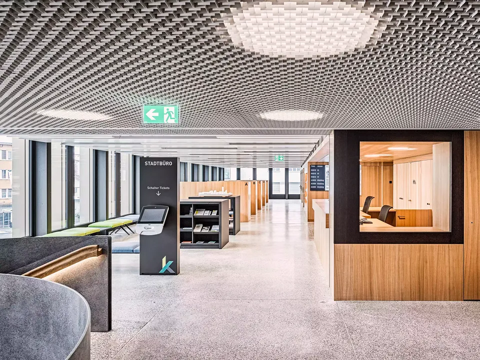 Der schmeichelnde  Treppenhandlauf in Eiche führt  den Besucher zum Empfang  im ersten Obergeschoss.
