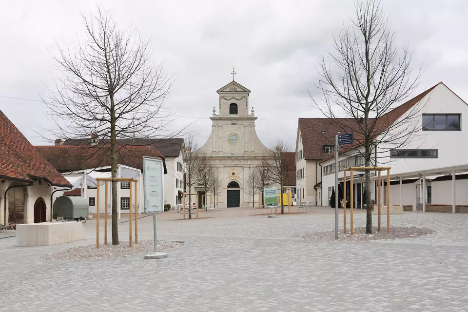 Der Klosterplatz Mariastein wird zur mineralischen Landschaft, die Aneigbarkeit fördert, und zum Pendant der im Felsen gelegenen Gnadenkapelle – dem Herzstück der Anlage