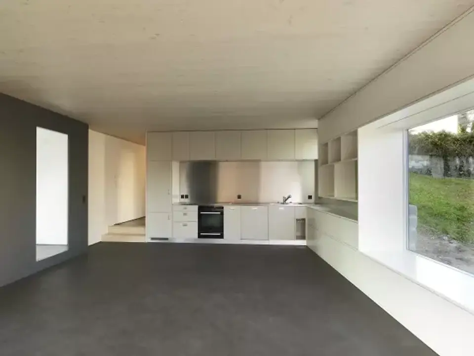 Blick vom Wohnbereich zu den Zimmern in Naturholz