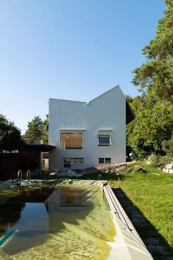 La forme inhabituelle  des pignons résulte de  la toiture papillon et rappelle les édifices d’Alvar Aalto.