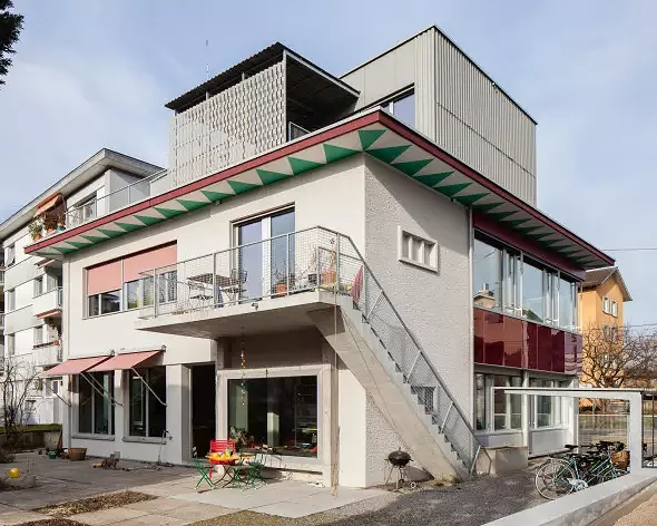 Façade court