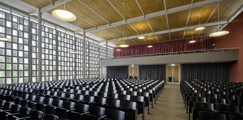Innenraum Kirchenraum zu Empore und Hauptzugan