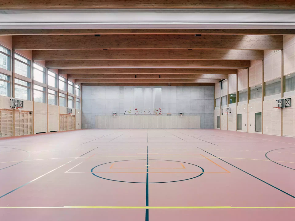 Dreifachsporthalle als grosser, klar strukturierter Raum