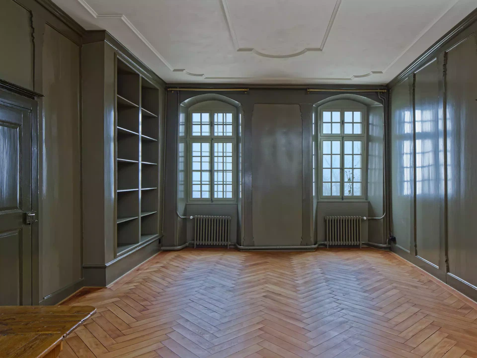 Mittleres Südostzimmer Erdgeschoss, grüne Täfer mit Fischgrätparkett