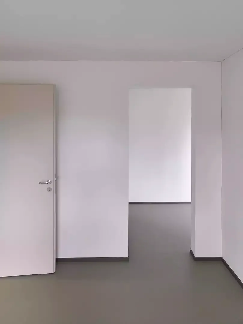 Schlafzimmer mit Blick in Erker