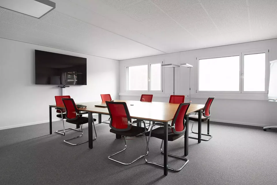 Interieur, einer der Sitzungsräume. Im Inneren wurden Standardmaterialien verwendet.
