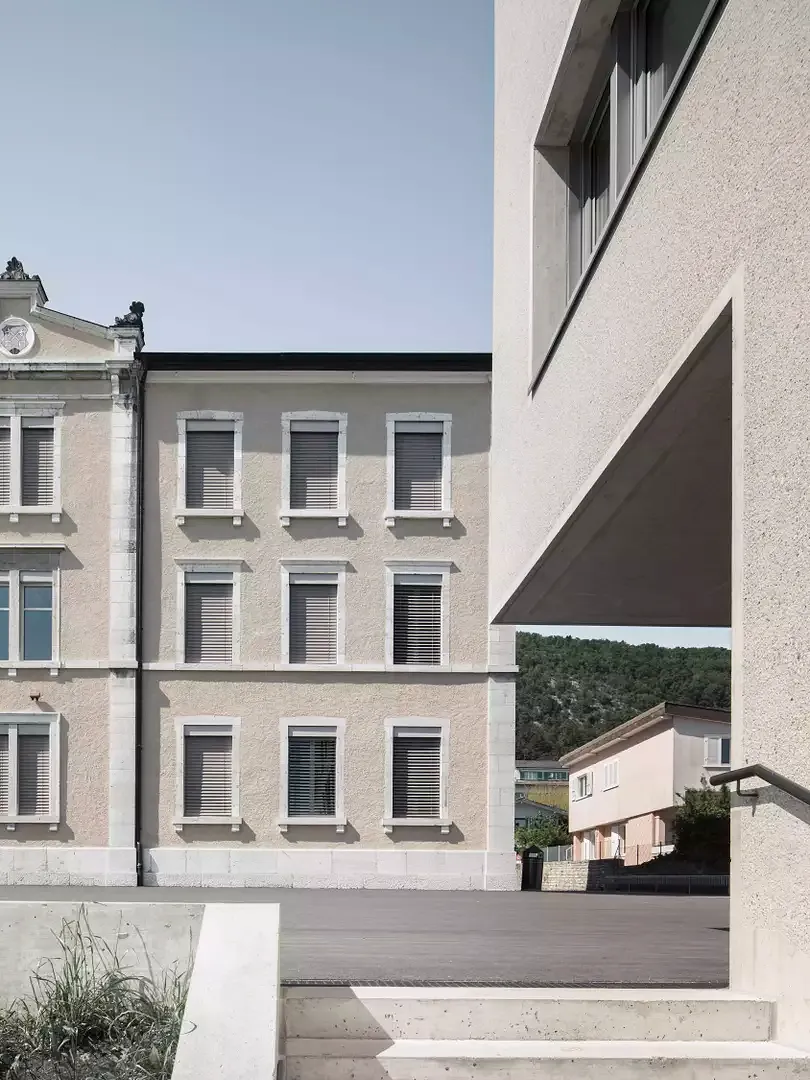 Eingang Schule mit Bestandsgebäude