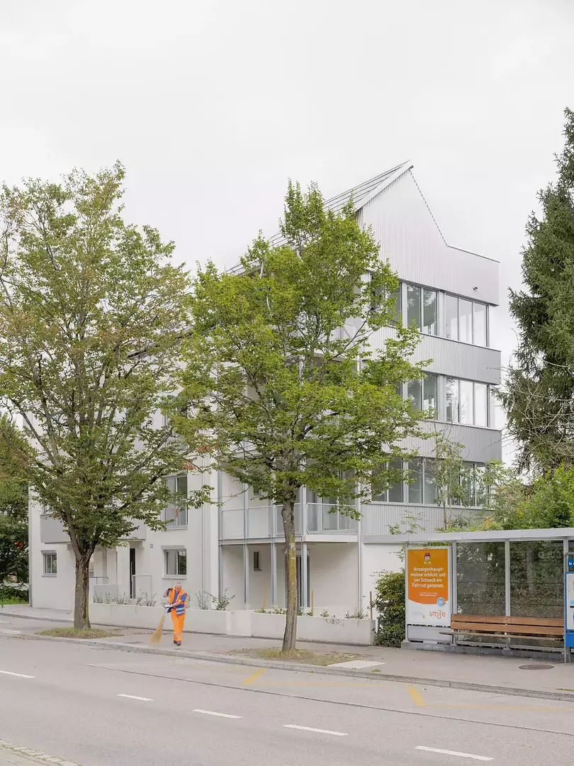 Das Haus steht direkt an der Strasse.