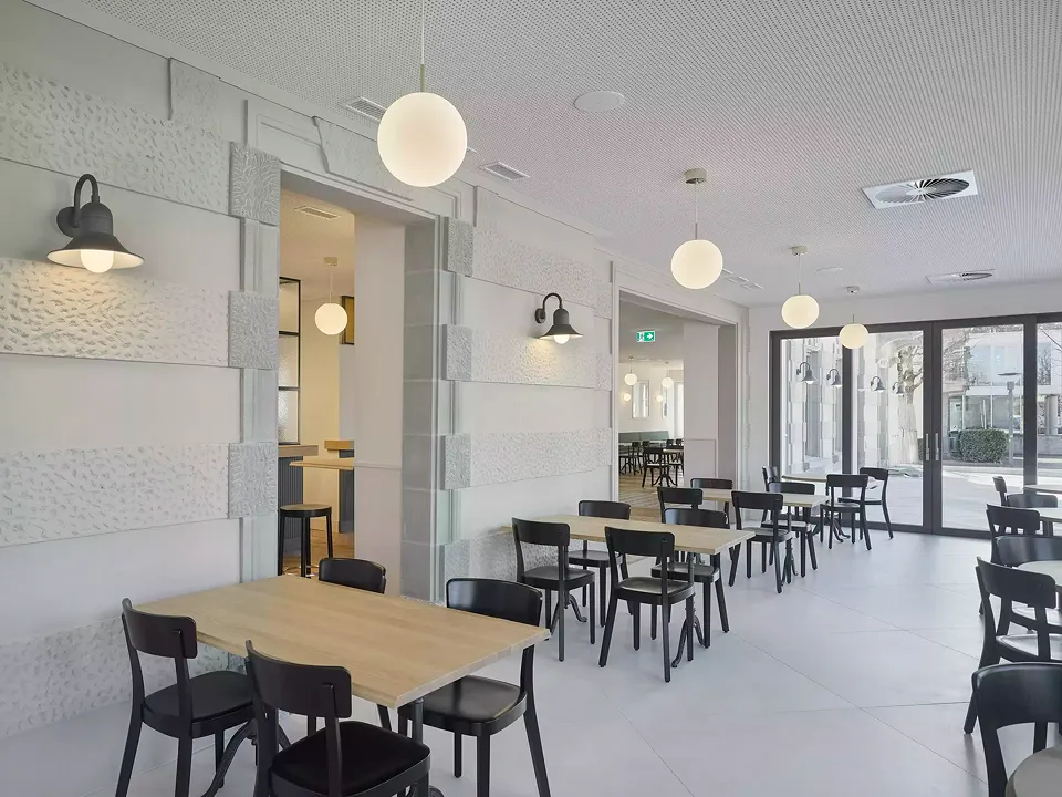 Im Anbau Restaurant ist die freigelegte ursprüngliche Fassade ablesbar.