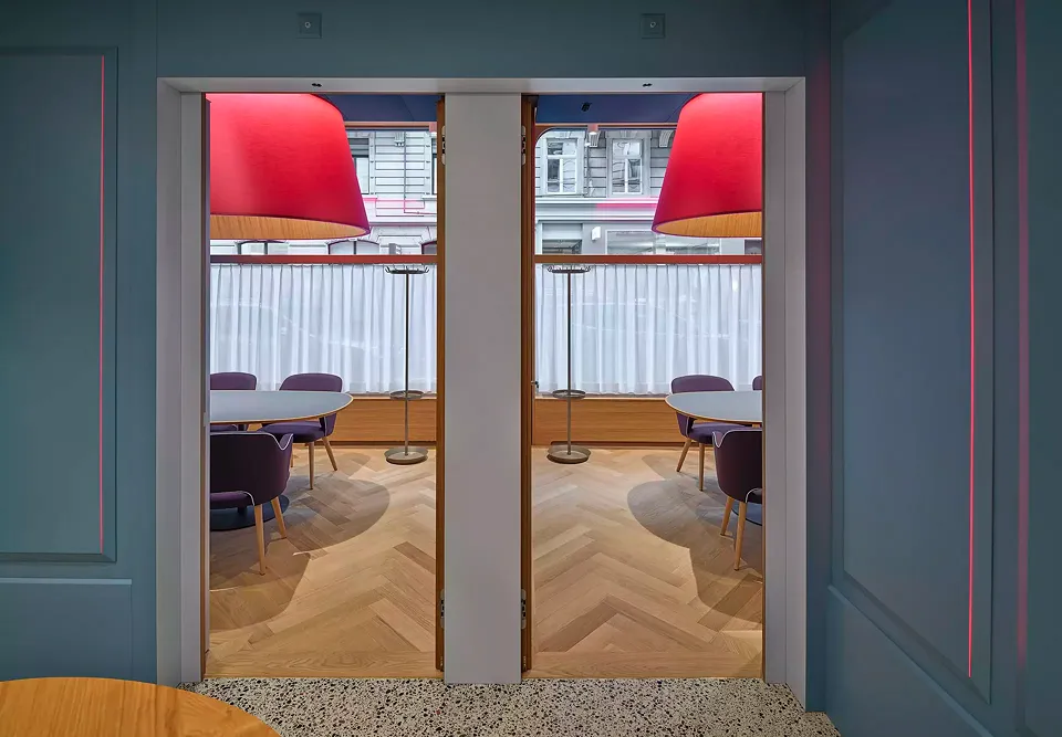 Zwei identische Kundenbesprechungszimmer mit massgefertigten Möbeln