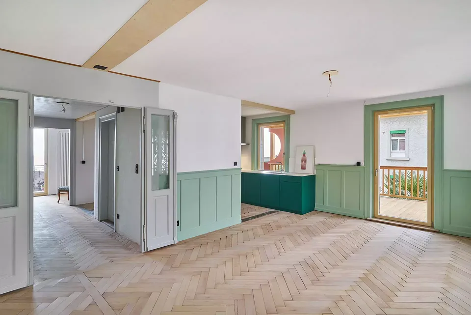Vue de la salle à manger sur la cuisine et la coursive