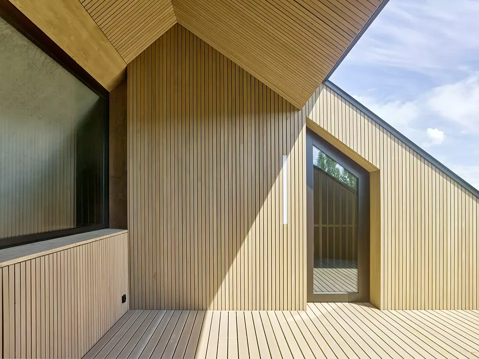 Gedeckter Zinnenraum mit tragender Holzfassade