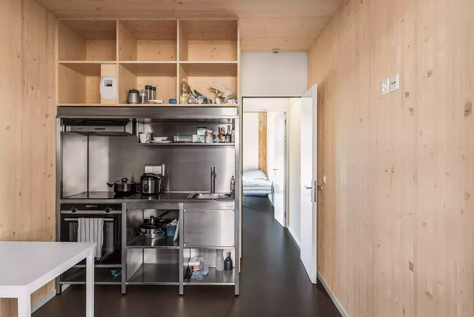 Dans les espaces intérieurs, le bois reste omniprésent. Chaque logement dispose de son propre bloc de cuisine.