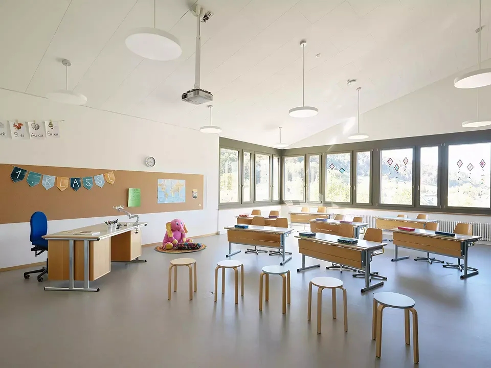 Klassenzimmer flexible Möblierung, lichterfüllte Lernumgebung, Nordtrakt Erdgeschoss