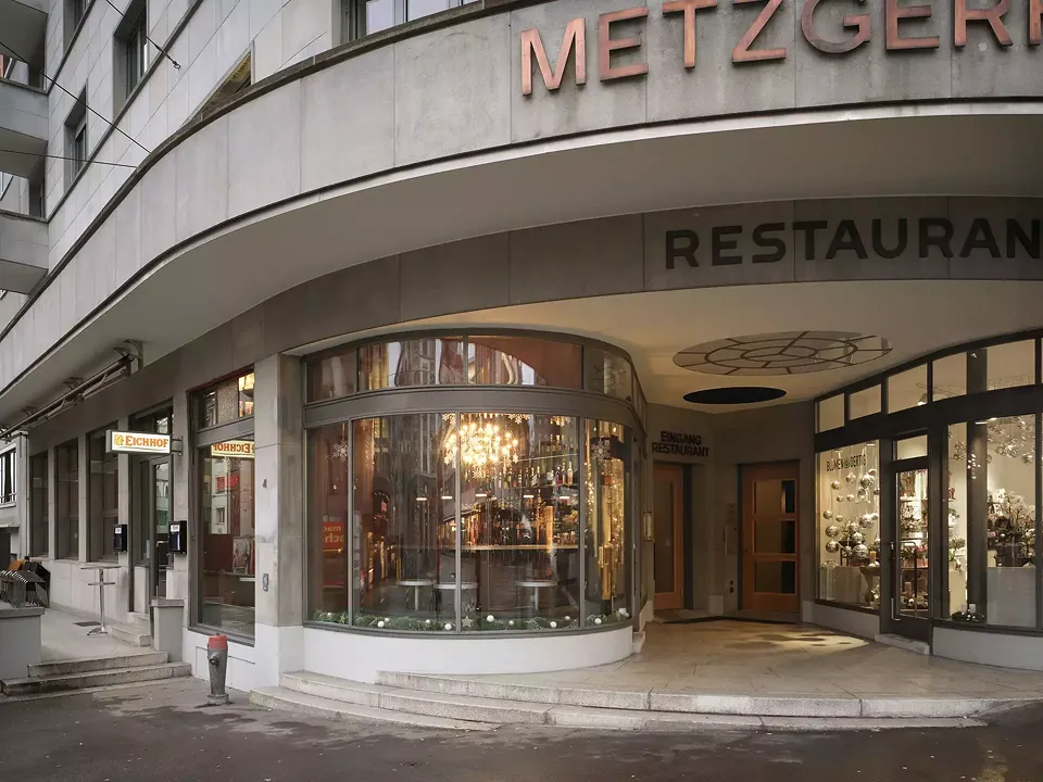 Restaurant, Bar, Laden und Eingang Altbau