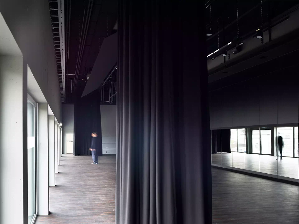 La scène et la salle offrent de multiples possibilités d'utilisation pour l'école et la commune