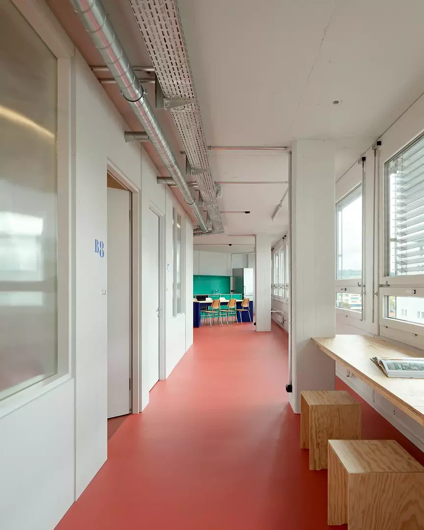 Der Korridor wird zum Gemeinschafts- und Arbeitsbereich
