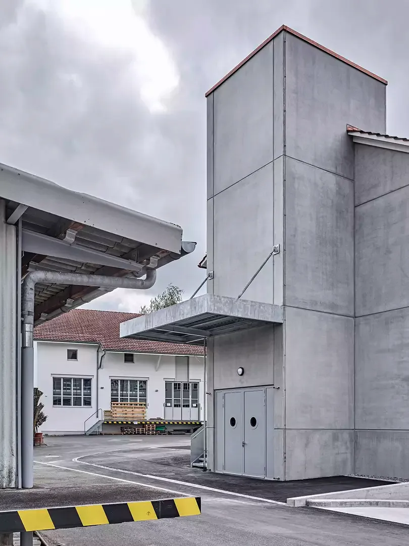 Beton und feuerverzinkter Stahl als Referenz an die umliegenden Gewerbebauten