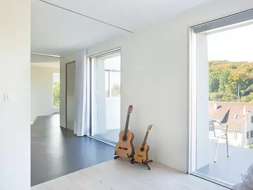 Blick durch die Raum-Enfilade vom Bestand zum Neubau