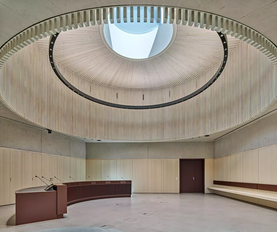 Der doppelgeschossige Gerichtssaal mit Richterpult befindet sich im Betonkern