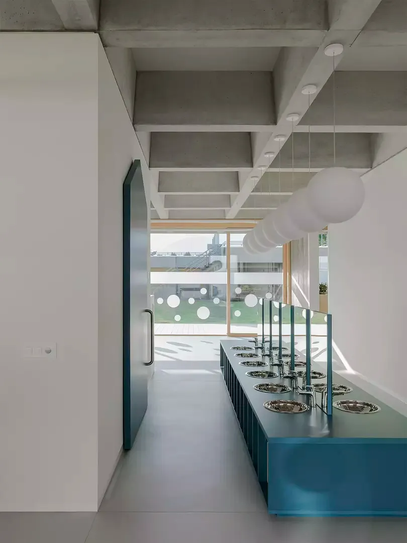 Lavabos et WC intégrés à l’espace didactique