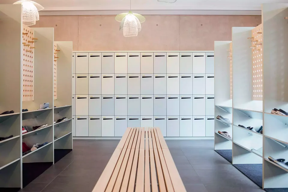 Ankommen & Garderobe: Schliessfächer, Schuhablage