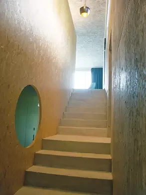 Treppenabgang in den Keller und Schlaftrakt