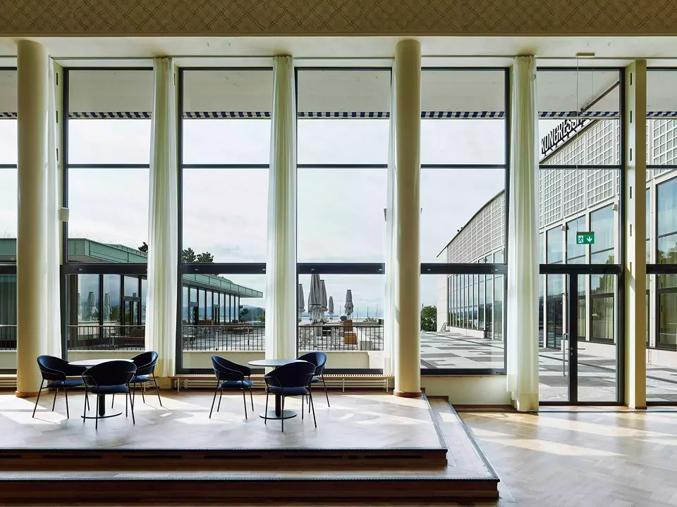 Le foyer de la Tonhalle respire à nouveau l’élégance discrète du Landistil. Les lampes des années 1930 n’existaient plus, mais elles ont été recréées.